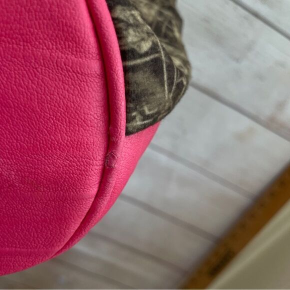 NEW WITH TAGS P‎ & G COLLECTION CAMO AND HOT PINK EMBELLISHED CROSS BAG - Picture 10 of 11